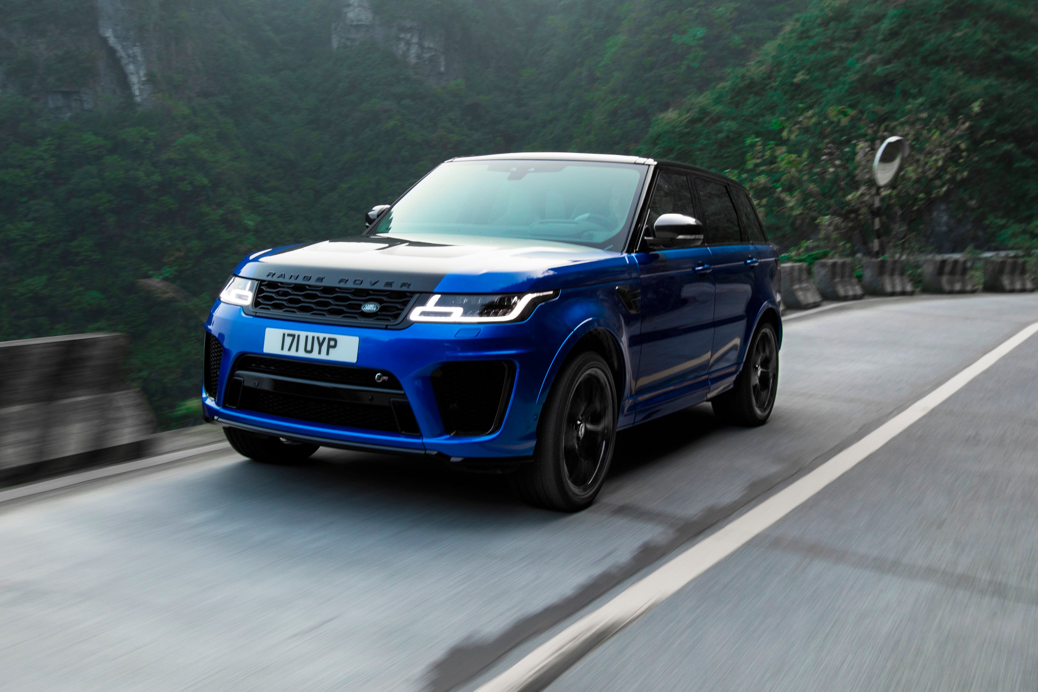 Range Rover Sport SVR driving