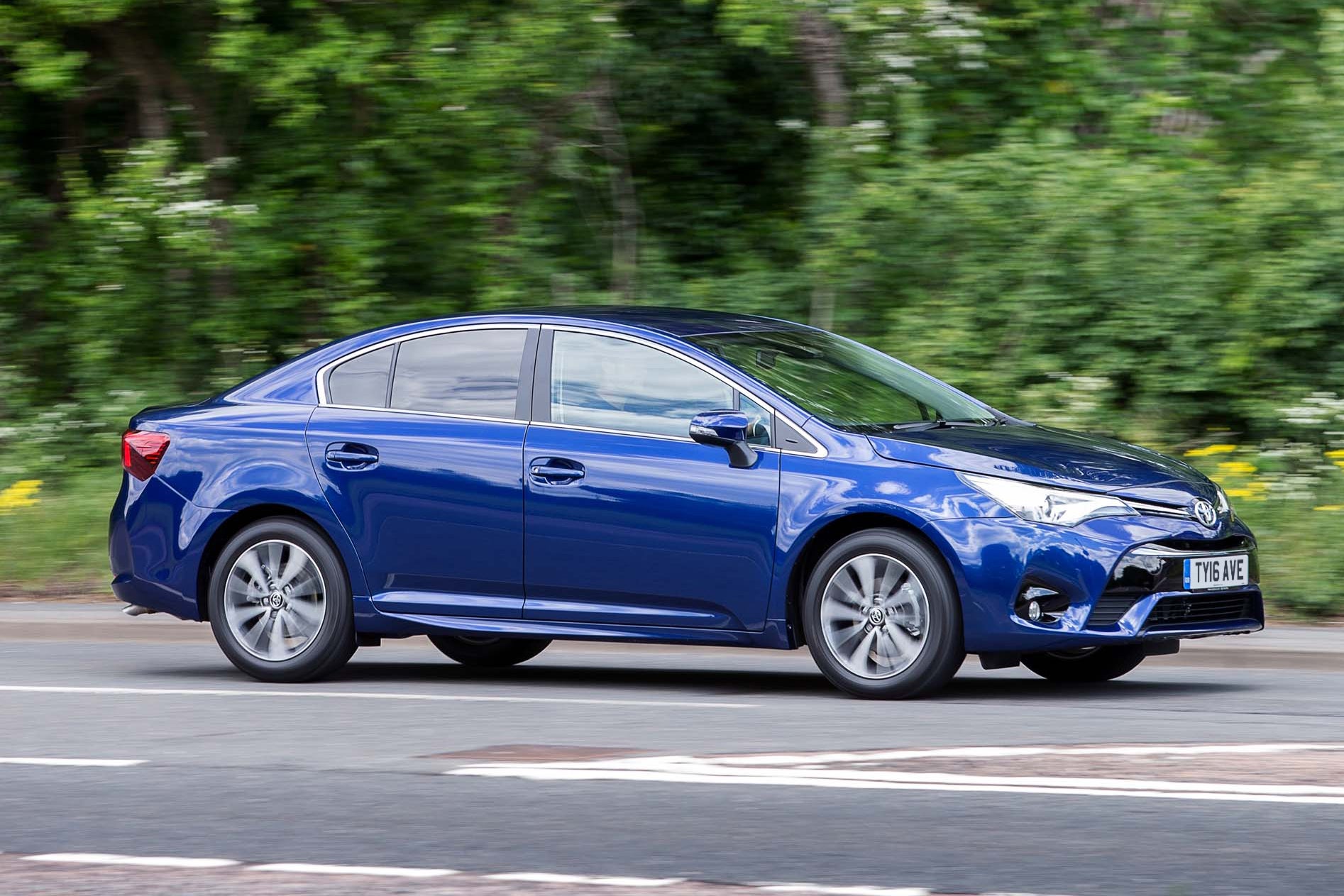 Toyota Avensis Right Side View