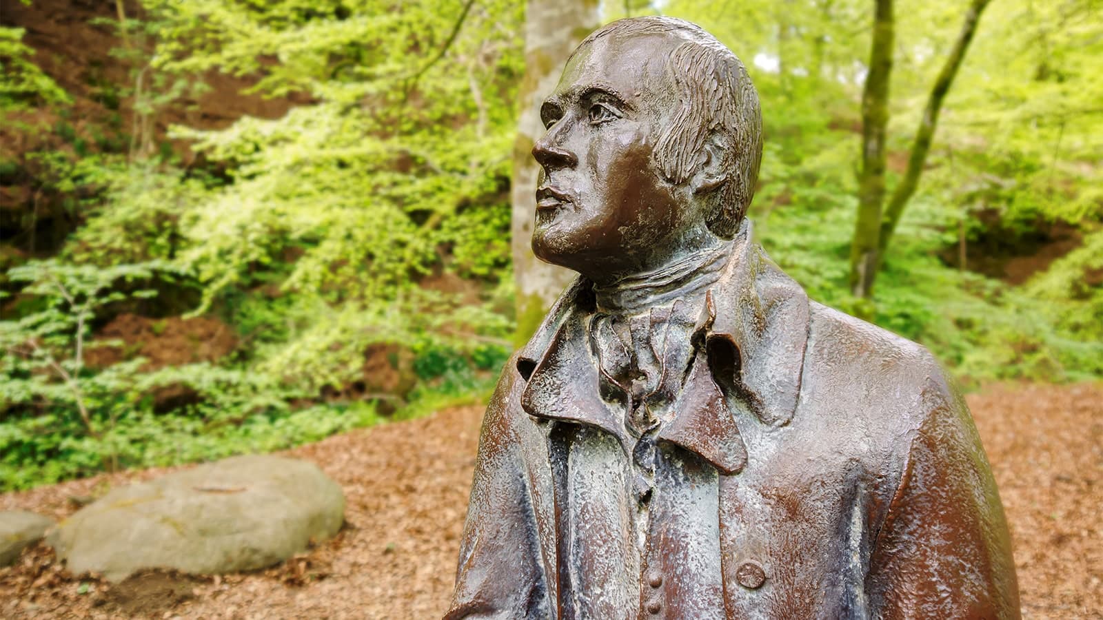 Statue of poet Robert Burns in wooded area