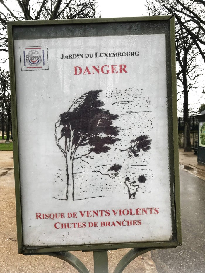 A sign warning about high winds in the Jardin du Luxembourg