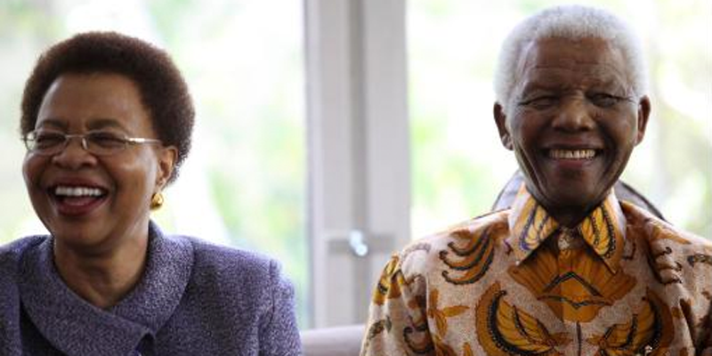 Nelson Mandela and Winnie Mandela smiling