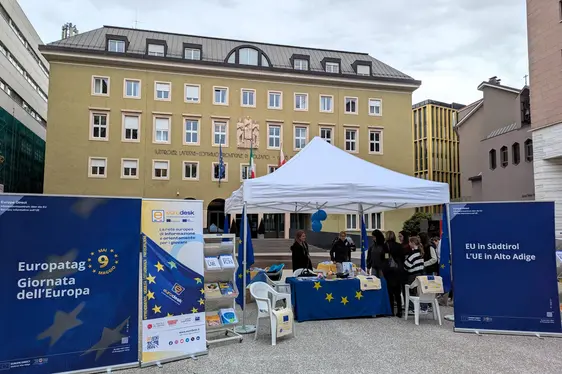Foto des Infostands am Silvius Magnago Platz in Bozen, Europe Direct Südtirol