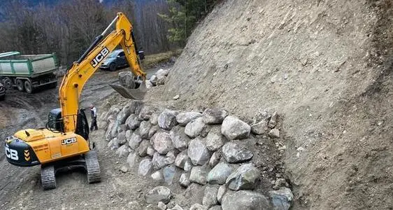 Bagger beim Verlegen von Felsbrocken (© Agentur für Bevölkerungsschutz/Landesamt für Hydrologie und Stauanlagen)