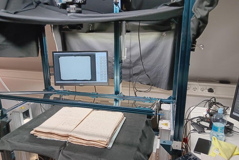 Foto: Scanner für die Digitalisierung von Archivmaterial, Italienische Landesbibliothek Claudia Augusta