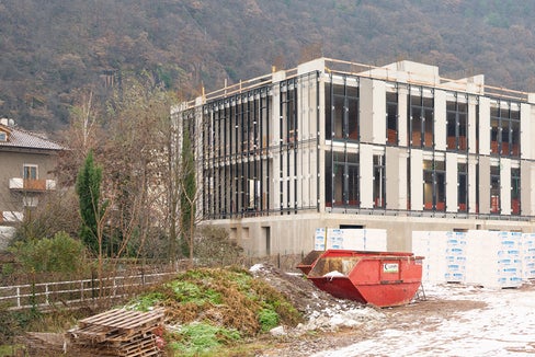 Foto: Baustelle des Gemeinschaftshauses Leifers, Abteilung Hochbau und technischer Dienst der Autonomen Provinz Bozen