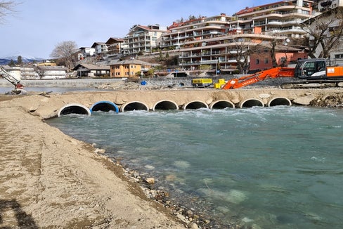 Das Landesamt für Wildbachverbauung Nord weitet den Eisack in Brixen auf der Höhe der Schwimmbadanlage Aquarena auf. (Foto: LPA/Landesamt für Wildbach- und Lawinenverbauung Nord)