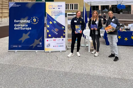 Foto des Infostands am Silvius Magnago Platz in Bozen, Europe Direct Südtirol