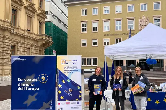 Foto dello stand informativo in piazza Silvius Magnago a Bolzano, Europe Direct Alto Adige