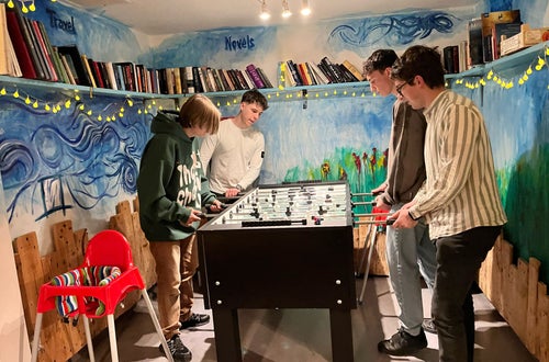 Momento di relax per gli studenti della Scuola Alberghiera Cesare Ritz di Merano in una sala ricreativa con biliardino e libreria, un ambiente stimolante per la crescita personale. Momento di relax per gli studenti della Scuola Alberghiera Cesare Ritz di Merano in una sala ricreativa con biliardino e libreria, un ambiente stimolante per la crescita personale.