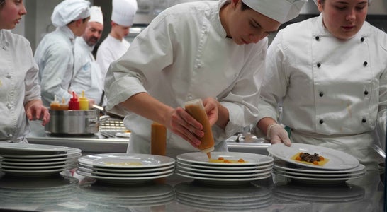 Studenti e docenti della Scuola Cesare Ritz accolgono i visitatori durante le Porte Aperte del 29 novembre 2025 a Merano. Studenti e docenti della Scuola Cesare Ritz accolgono i visitatori durante le Porte Aperte del 29 novembre 2025 a Merano.