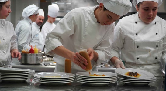 Studenti e docenti della Scuola Cesare Ritz accolgono i visitatori durante le Porte Aperte del 29 novembre 2025 a Merano. Studenti e docenti della Scuola Cesare Ritz accolgono i visitatori durante le Porte Aperte del 29 novembre 2025 a Merano.