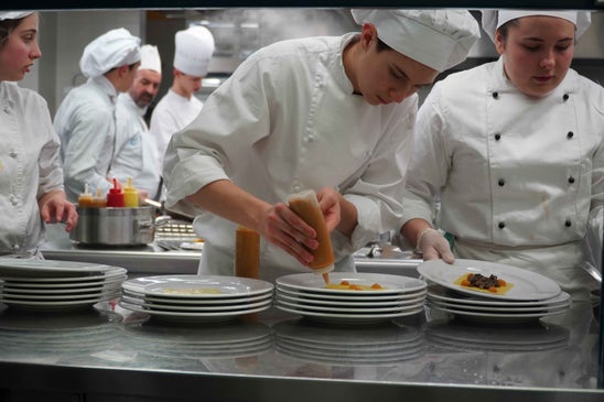 Studenti e docenti della Scuola Cesare Ritz accolgono i visitatori durante le Porte Aperte del 29 novembre 2025 a Merano. Studenti e docenti della Scuola Cesare Ritz accolgono i visitatori durante le Porte Aperte del 29 novembre 2025 a Merano.