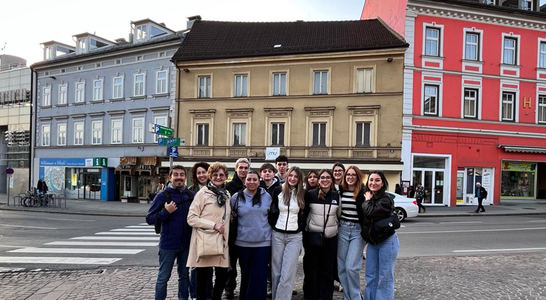 Foto di gruppo di studenti e insegnanti della Scuola Alberghiera Cesare Ritz di Merano insieme ai partecipanti della Kärntner Tourismusschule di Villach durante l’esperienza di mobilità e job shadowing. Foto di gruppo di studenti e insegnanti della Scuola Alberghiera Cesare Ritz di Merano insieme ai partecipanti della Kärntner Tourismusschule di Villach durante l’esperienza di mobilità e job shadowing.