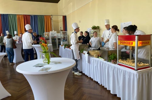 Studenti della scuola alberghiera Cesare Ritz di Merano e studenti della Scuola Klara Oppenheimer di Wurzburg che allestiscono i buffet per la giornata delle porte aperte della scuola tedesca. Studenti della scuola alberghiera Cesare Ritz di Merano e studenti della Scuola Klara Oppenheimer di Wurzburg che allestiscono i buffet per la giornata delle porte aperte della scuola tedesca.