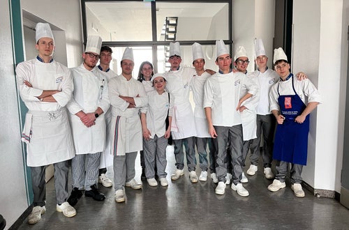 Studenti della Scuola Alberghiera Cesare Ritz di Merano in divisa da cuoco. Formazione pratica di eccellenza per futuri chef e professionisti della ristorazione. Studenti della Scuola Alberghiera Cesare Ritz di Merano in divisa da cuoco. Formazione pratica di eccellenza per futuri chef e professionisti della ristorazione.