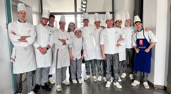 Studenti della Scuola Alberghiera Cesare Ritz di Merano in divisa da cuoco. Formazione pratica di eccellenza per futuri chef e professionisti della ristorazione. Studenti della Scuola Alberghiera Cesare Ritz di Merano in divisa da cuoco. Formazione pratica di eccellenza per futuri chef e professionisti della ristorazione.