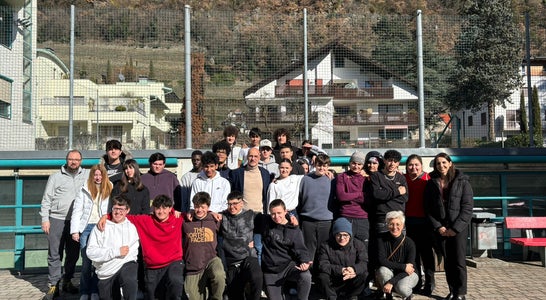 Immagine che ritrae i nostri alunni alla consegna degli incassi ricevuti durante le porte aperte all'associazione Peter Pan in beneficenza Immagine che ritrae i nostri alunni alla consegna degli incassi ricevuti durante le porte aperte all'associazione Peter Pan in beneficenza