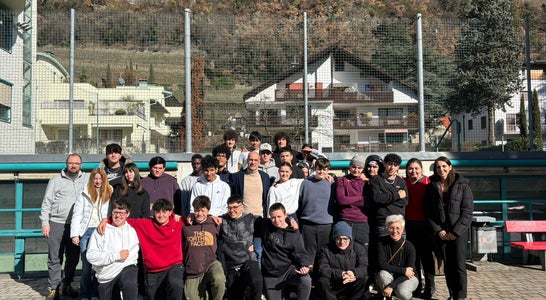 Immagine che ritrae i nostri alunni alla consegna degli incassi ricevuti durante le porte aperte all'associazione Peter Pan in beneficenza Immagine che ritrae i nostri alunni alla consegna degli incassi ricevuti durante le porte aperte all'associazione Peter Pan in beneficenza