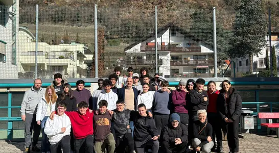 Immagine che ritrae i nostri alunni alla consegna degli incassi ricevuti durante le porte aperte all'associazione Peter Pan in beneficenza Immagine che ritrae i nostri alunni alla consegna degli incassi ricevuti durante le porte aperte all'associazione Peter Pan in beneficenza