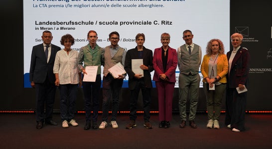 Immagine che ritrae 3 ex studenti premiati alla Fiera Hotel di Bolzano. Immagine che ritrae 3 ex studenti premiati alla Fiera Hotel di Bolzano.