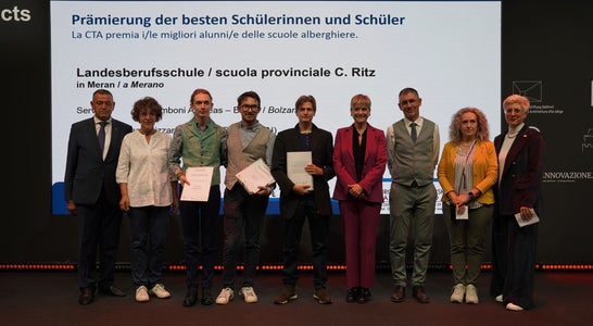 Immagine che ritrae 3 ex studenti premiati alla Fiera Hotel di Bolzano. Immagine che ritrae 3 ex studenti premiati alla Fiera Hotel di Bolzano.