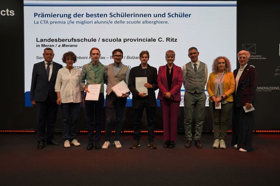 Immagine che ritrae 3 ex studenti premiati alla Fiera Hotel di Bolzano. Immagine che ritrae 3 ex studenti premiati alla Fiera Hotel di Bolzano.