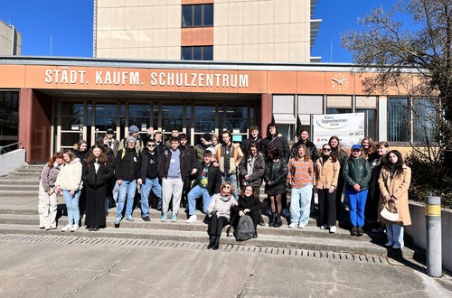 Gruppo di studenti della Scuola Alberghiera Cesare Ritz di Merano e della Scuola Klara Oppenheimer di Wurzburg riuniti davanti alla scuola tedesca. Esempio di scambio interculturale. Gruppo di studenti della Scuola Alberghiera Cesare Ritz di Merano e della Scuola Klara Oppenheimer di Wurzburg riuniti davanti alla scuola tedesca. Esempio di scambio interculturale.