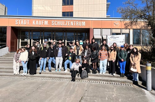 Gruppo di studenti della Scuola Alberghiera Cesare Ritz di Merano e della Scuola Klara Oppenheimer di Wurzburg riuniti davanti alla scuola tedesca. Esempio di scambio interculturale. Gruppo di studenti della Scuola Alberghiera Cesare Ritz di Merano e della Scuola Klara Oppenheimer di Wurzburg riuniti davanti alla scuola tedesca. Esempio di scambio interculturale.
