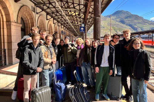 Gruppo di studenti della Scuola Alberghiera Cesare Ritz di Merano alla stazione, pronti per partire per un'esperienza di mobilità Erasmus+, occasione unica di crescita e formazione internazionale. Gruppo di studenti della Scuola Alberghiera Cesare Ritz di Merano alla stazione, pronti per partire per un'esperienza di mobilità Erasmus+, occasione unica di crescita e formazione internazionale.