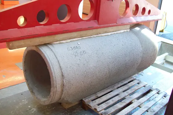 Druckfestigkeitsprüfung am Rohr