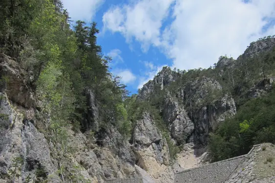 Barriere im obersten Abschnitt des Kanales (Einzugsgebiet Rio Cucco)