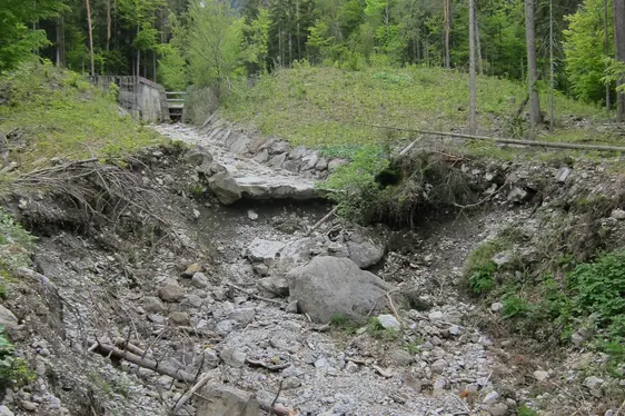 Einzugsgebiet des Bachlaufes nahe des Rio Fella (Blick nach Südwest)