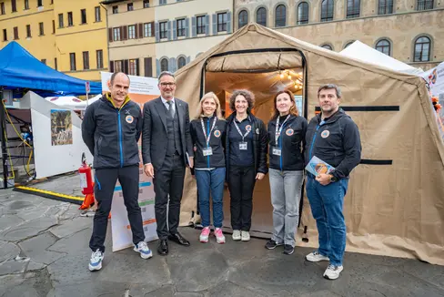 Il presidente della Provincia Kompatscher (secondo da sinistra) al Villaggio della Protezione civile con Michael Gamper (direttore Ufficio Protezione civile dell'Agenzia per la Protezione civile), Flavia Morini, Ivonne Califano, Monika Legierska e
Matteo Vischi. (Foto: USP/Greta Stuefer)