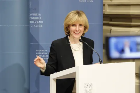 Il 17 febbraio 2023, l'assessora provinciale al sociale Waltraud Deeg, presenterà i principali dati salienti sulle prestazioni familiari erogate per l'anno 2022 (Foto: ASP/Greta Stuefer)