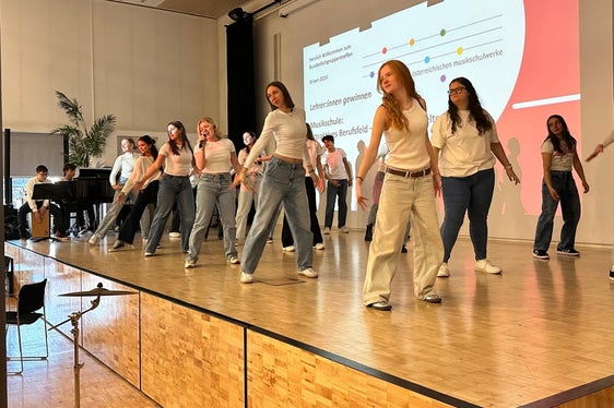 Die Klasse 5A des Sozialwissenschaftlichen Gymnasiums unter der Leitung von Michael Braun umrahmte musikalisch den ersten Tag des Bundesfachgruppentreffen in Brixen. (Foto: LPA/Konferenz Österreichischer Musikschulwerke KoMu)