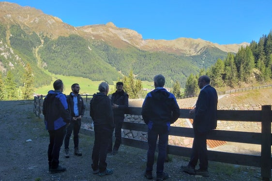 Sopralluogo alla nuova briglia sul rio di Monte Grande: da sx, il vicedirettore Walder, Jan Kobald, direttore Sistemazione bacini montani De Polo, il caposquadra Rungger, l'assessore Schuler, il sindaco Gufler (Foto: Agentur für Bevölkerungsschutz/Maja Clara)