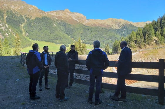 Sopralluogo alla nuova briglia sul rio di Monte Grande: da sx, il vicedirettore Walder, Jan Kobald, direttore Sistemazione bacini montani De Polo, il caposquadra Rungger, l'assessore Schuler, il sindaco Gufler (Foto: Agentur für Bevölkerungsschutz/Maja Clara)