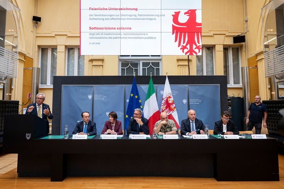 Da sinistra il segretario generale Eros Magnago, il questore Giuseppe Ferrari, il commissario del Governo Maddalena Travaglini, il presidente della Provincia Arno Kompatscher, il capo di Stato Maggiore dell'Esercito Carmine Masiello, il segretario generale della Difesa Fabio Mattei e il direttore dell'Agenzia del Demanio Alessandra dal Verme. (Foto: USP/Fabio Brucculeri)