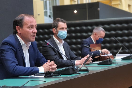 Assessore Vettorato (a dx): Con BrennerLEC abbiamo potuto constatare che è possibile ridurre le emissioni inquinanti e migliorare la qualità dell’aria anche nelle località che costeggiano l’A22, puntando sulla gestione dinamica delle velocità. Accanto all'assessore Martin Vallazza (Rip. Mobilità) e Carlo Costa (A22). (Foto: ASP/Thomas Laconi)