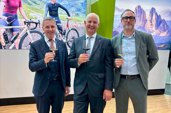 Beim Gemeinschaftsstand von IDM und Konsortium Südtirol Wein (von links): Landesrat Luis Walcher, Michael Bradlwarter, Präsident des Konsortiums Südtirol Wein Andreas Kofler (Foto: LPA/Sabine Pitscheider)