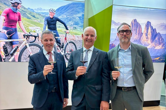 Allo stand di IDM e Consorzio vini Alto Adige (da sinistra): l'assessore provinciale Luis Walcher, Michael Bradlwarter e il presidente del consorzio Andreas Kofler. (Foto: USP/Sabine Pitscheider)
