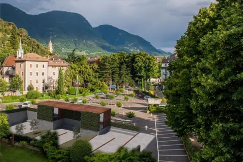 Als Standort für die Talstation der Standseilbahn soll der Parkplatz Karl-Wolf in Meran dienen. (Rendering: LPA/Ressort Mobilität)