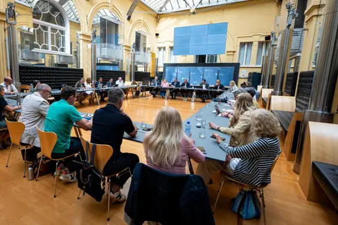 Das Treffen mit den Vertretern der Schulgewerkschaften fand im Innenhof des Palais Widmann statt. (Foto: LPA/Fabio Brucculeri)