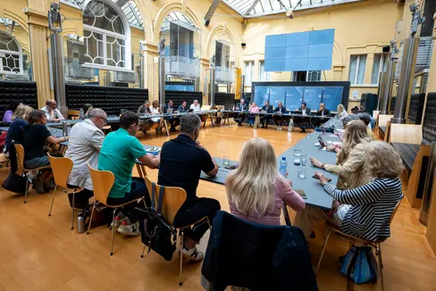 Das Treffen mit den Vertretern der Schulgewerkschaften fand im Innenhof des Palais Widmann statt. (Foto: LPA/Fabio Brucculeri)