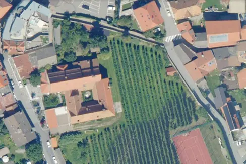 Der ummauerte Kapuzinergarten in Schlanders wird unter Denkmalschutz gestellt. Nach einer denkmalgerechten Neugestaltung wird er für die Bevölkerung zugänglich werden. (Foto: LPA/WebGis Geobrowser)