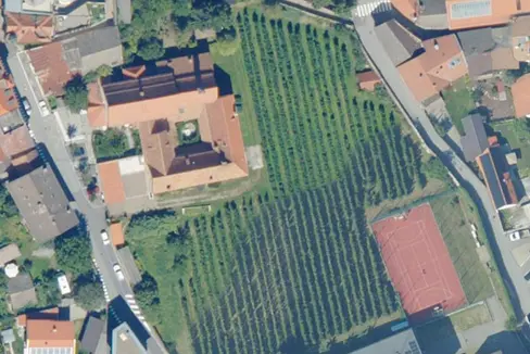 Il giardino cintato dei Cappuccini, a Silandro, e il suo padiglione barocco saranno vincolati come monumenti storico-artistici. Il giardino verrà riaperto al pubblico dopo essere ristrutturato. (Foto: LPA/WebGis Geobrowser)
