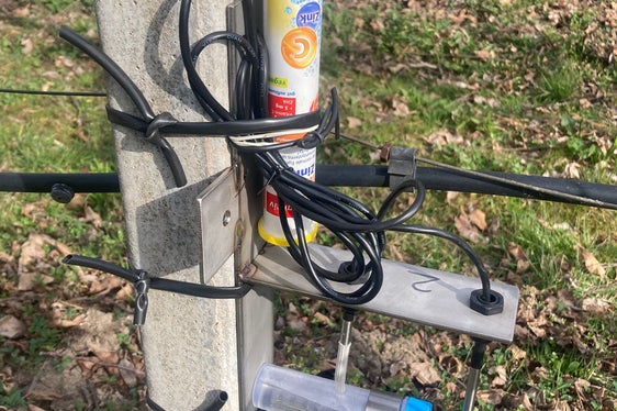 Gli studenti del quarto anno del corso di frutticoltura e viticoltura della Scuola professionale Laimburg hanno realizzato un progetto particolarmente orientato alla pratica e interdisciplinare, costruendo un sensore antigelo. (Foto: USP/Scuola professionale Laimburg)