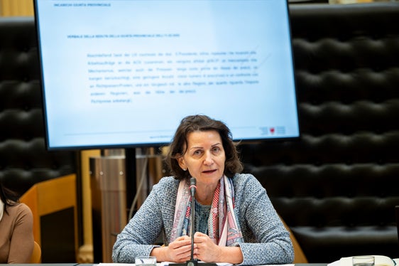 Petra Mahlknecht, direttrice dell'Agenzia per i contratti pubblici, ha spiegato che nonostante alcuni adeguamenti dei prezzi, l'impatto complessivo sui costi dei lavori pubblici è molto contenuto. (Foto: USP/Fabio Brucculeri)