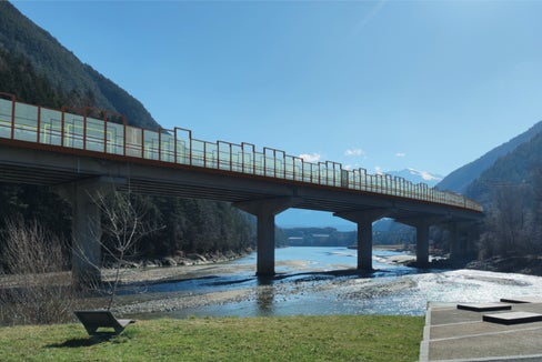 Ridurre l'inquinamento acustico lungo l'autostrada: questo l'obiettivo dell'autostrada A22, per il quale sono state costruite o rinnovate nuove barriere antirumore. L'immagine mostra il rendering della barriera antirumore ponte Fortezza. (Fonte: Autostrada del Brennero A22)