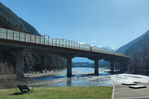 Ridurre l'inquinamento acustico lungo l'autostrada: questo l'obiettivo dell'autostrada A22, per il quale sono state costruite o rinnovate nuove barriere antirumore. L'immagine mostra il rendering della barriera antirumore ponte Fortezza. (Fonte: Autostrada del Brennero A22)